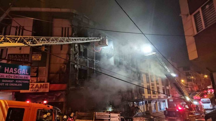 İŞ MERKEZİNDE BAŞLAYAN YANGIN, YANINDAKİ BİNALARA VE ARAÇLARA SIÇRADI