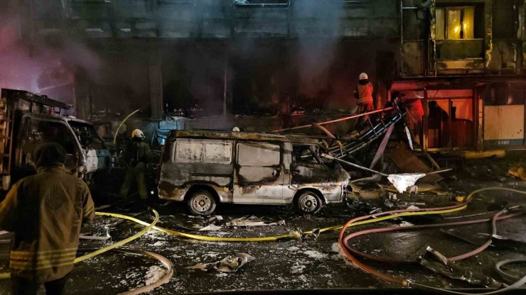 İŞ MERKEZİNDE BAŞLAYAN YANGIN, YANINDAKİ BİNALARA VE ARAÇLARA SIÇRADI
