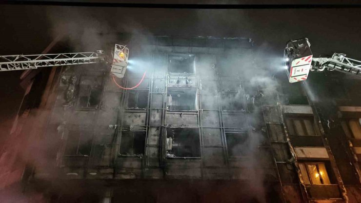 İŞ MERKEZİNDE BAŞLAYAN YANGIN, YANINDAKİ BİNALARA VE ARAÇLARA SIÇRADI