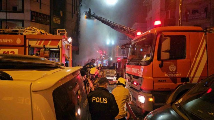 İŞ MERKEZİNDE BAŞLAYAN YANGIN, YANINDAKİ BİNALARA VE ARAÇLARA SIÇRADI