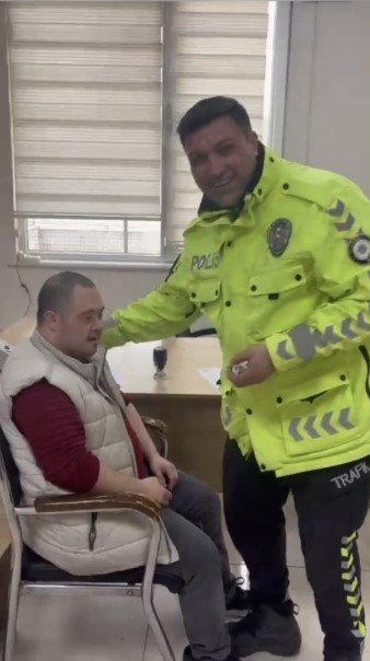 DOWN SENDROMLU GENCİN HAYALİ GERÇEK OLDU: POLİS ÜNİFORMASI GİYİP DENETİM YAPTI