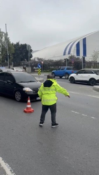 DOWN SENDROMLU GENCİN HAYALİ GERÇEK OLDU: POLİS ÜNİFORMASI GİYİP DENETİM YAPTI