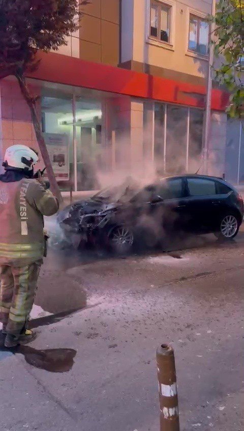PENDİK’TE ALEV ALAN OTOMOBİL BOMBA GİBİ PATLADI