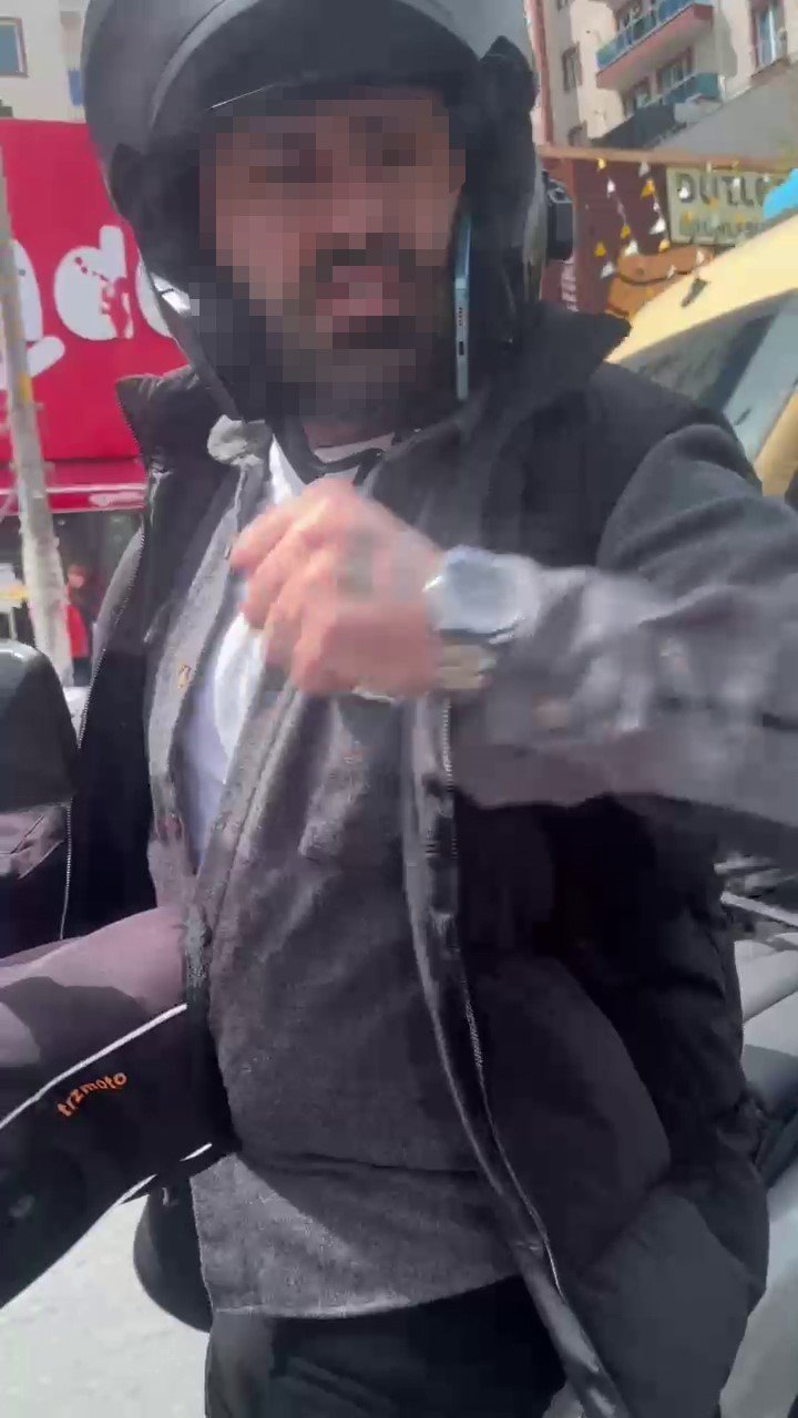 ESENYURT’TA MOTOSİKLETLİ MAGANDA KAMERADA: OTOMOBİLİ TEKMELEDİ, AYNASINI KIRDI