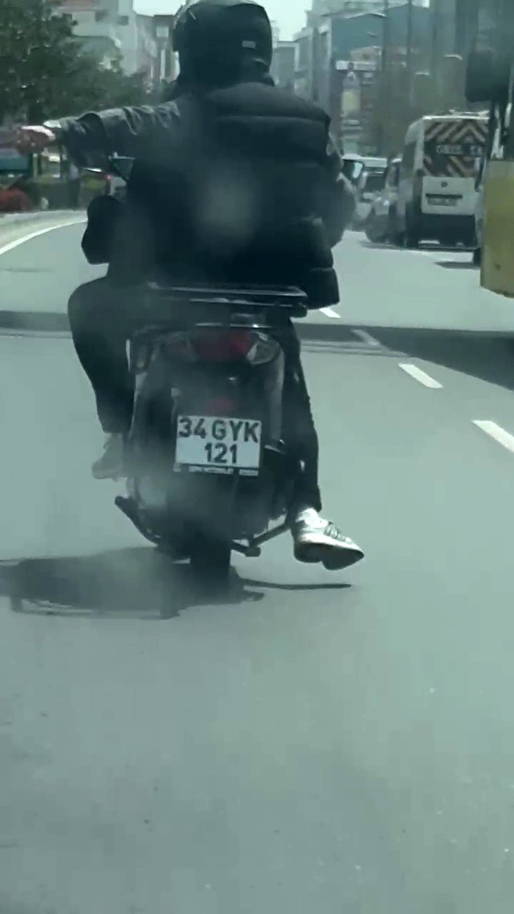 ESENYURT’TA MOTOSİKLETLİ MAGANDA KAMERADA: OTOMOBİLİ TEKMELEDİ, AYNASINI KIRDI