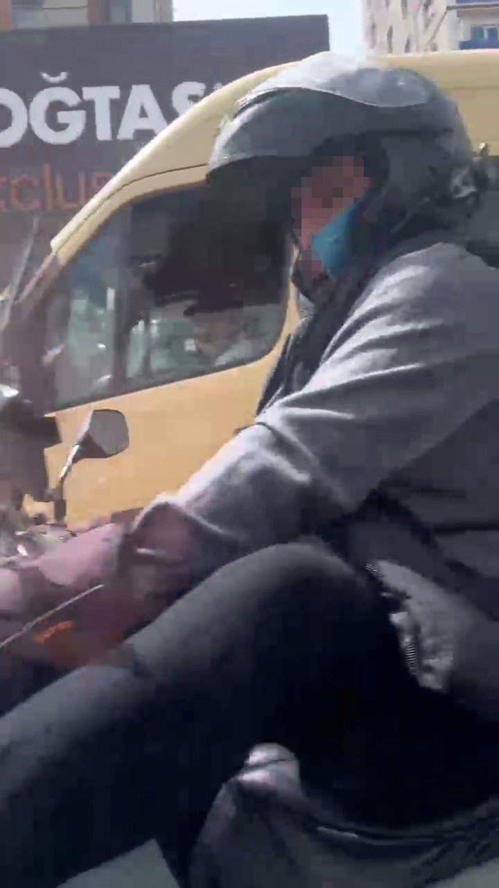 ESENYURT’TA MOTOSİKLETLİ MAGANDA KAMERADA: OTOMOBİLİ TEKMELEDİ, AYNASINI KIRDI