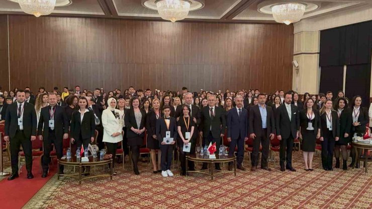 BM’NİN PROGRAMINDA ÖĞRENCİLERDEN ‘YAPAY ZEKA KULLANIMI’ TARTIŞMASI