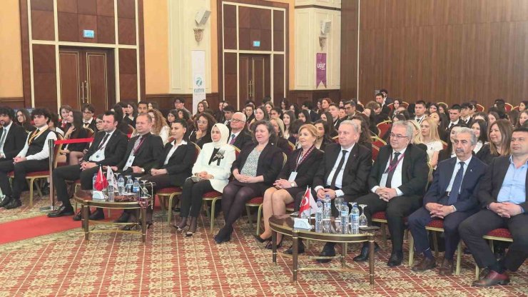 BM’NİN PROGRAMINDA ÖĞRENCİLERDEN ‘YAPAY ZEKA KULLANIMI’ TARTIŞMASI