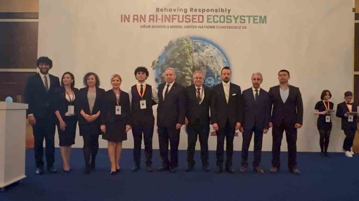 BM’NİN PROGRAMINDA ÖĞRENCİLERDEN ‘YAPAY ZEKA KULLANIMI’ TARTIŞMASI