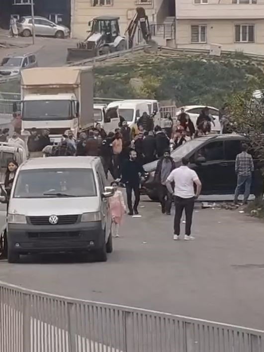 ESENYURT’TA DÜĞÜNDE SİLAHLAR KONUŞTU: ÇOK SAYIDA YARALI VE GÖZALTILAR VAR