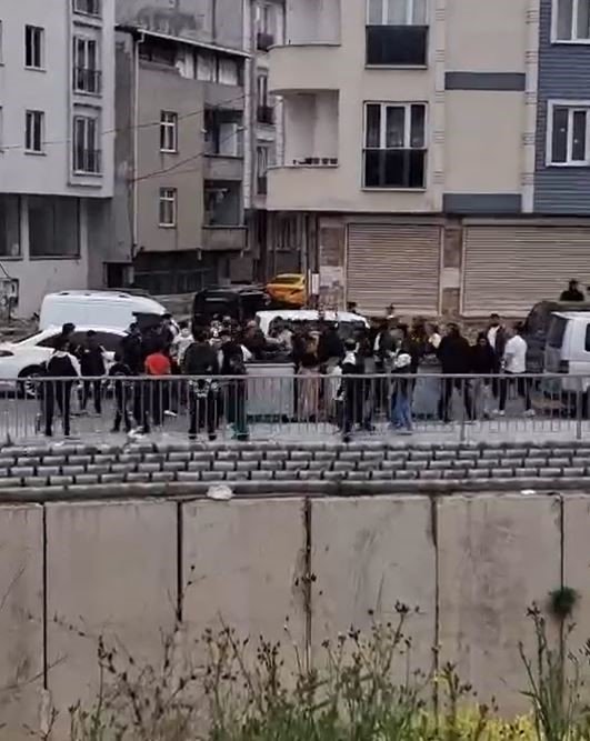 ESENYURT’TA DÜĞÜNDE SİLAHLAR KONUŞTU: ÇOK SAYIDA YARALI VE GÖZALTILAR VAR