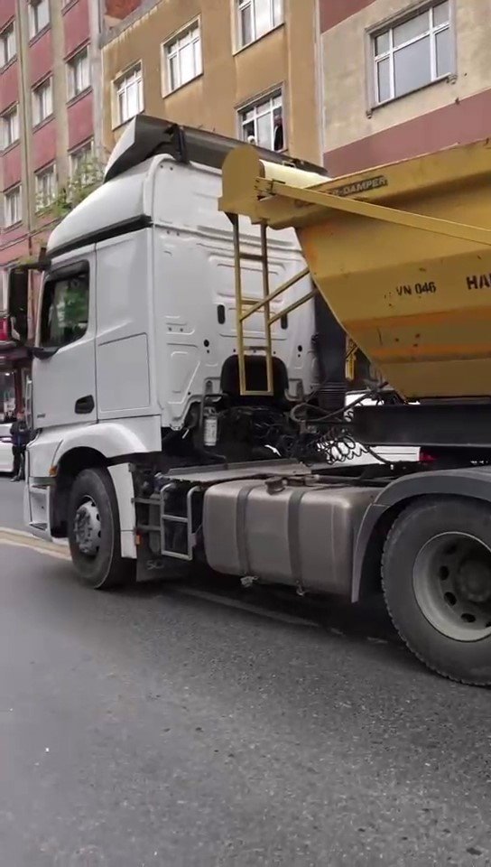 HAFRİYAT KAMYONUNUN EZDİĞİ ÇOCUK HAYATINI KAYBETTİ