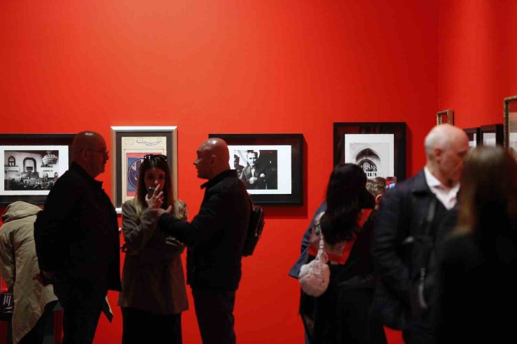 ’KARANLIKTA AKAN BİR YILDIZ: MUSTAFA KEMAL ATATÜRK’ SERGİSİ İSTANBUL’DA AÇILDI