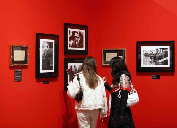 ’KARANLIKTA AKAN BİR YILDIZ: MUSTAFA KEMAL ATATÜRK’ SERGİSİ İSTANBUL’DA AÇILDI