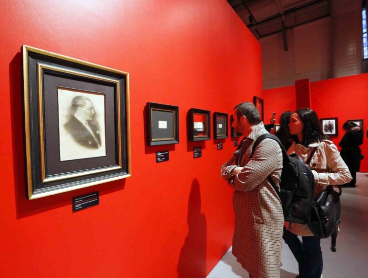 ’KARANLIKTA AKAN BİR YILDIZ: MUSTAFA KEMAL ATATÜRK’ SERGİSİ İSTANBUL’DA AÇILDI