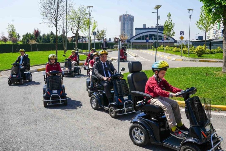 BAŞKAN YILDIRIM, GELECEĞİN SÜRÜCÜLERİYLE PARKURDA BULUŞTU