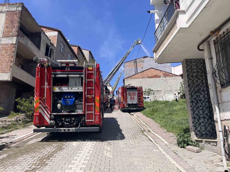 ESENYURT’TA 4 KATLI BİNANIN ÇATISI ALEV ALEV YANDI