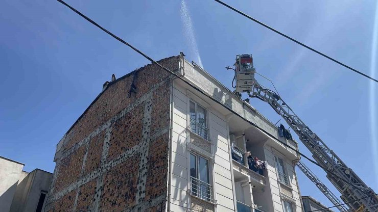 ESENYURT’TA 4 KATLI BİNANIN ÇATISI ALEV ALEV YANDI