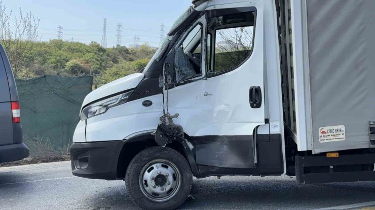 DÖNÜŞ YAPMAYA ÇALIŞAN TİCARİ ARACA HAFRİYAT KAMYONU ÇARPTI: 1 YARALI