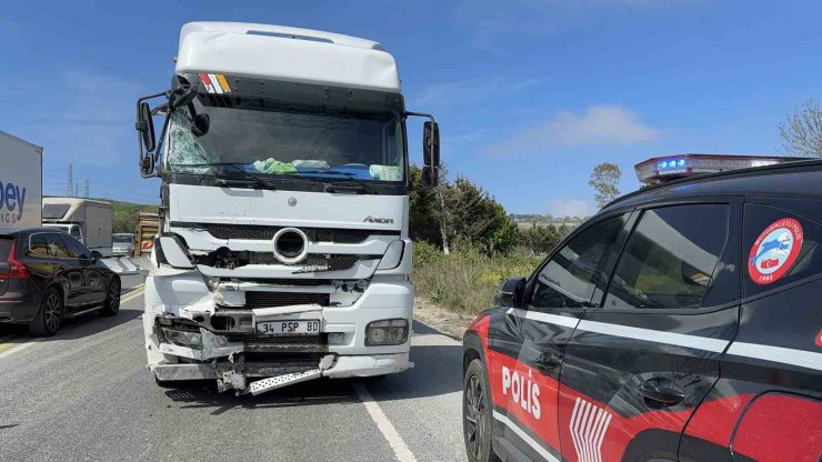 DÖNÜŞ YAPMAYA ÇALIŞAN TİCARİ ARACA HAFRİYAT KAMYONU ÇARPTI: 1 YARALI