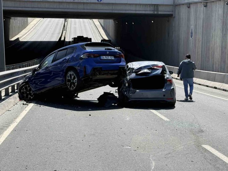 BEYLİKDÜZÜ’NDE 6 ARAÇLI ZİNCİRLEME KAZA: 3 YARALI