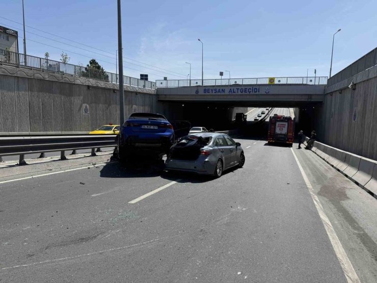 BEYLİKDÜZÜ’NDE 6 ARAÇLI ZİNCİRLEME KAZA: 3 YARALI