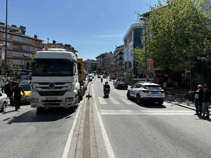MALTEPE’DE HAFRİYAT KAMYONU YAYA GEÇİDİNDEKİ ÇİFTE ÇARPTI