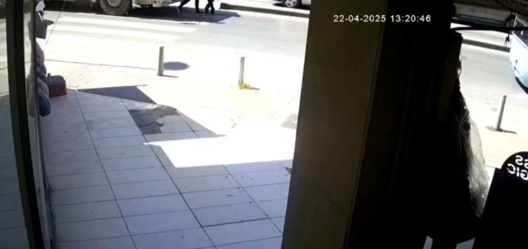 MALTEPE’DE HAFRİYAT KAMYONU YAYA GEÇİDİNDEKİ ÇİFTE ÇARPTI