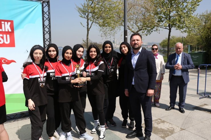 KÜÇÜKÇEKMECELİ ÇOCUKLAR 23 NİSAN İÇİN KOŞTU