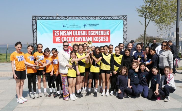 KÜÇÜKÇEKMECELİ ÇOCUKLAR 23 NİSAN İÇİN KOŞTU