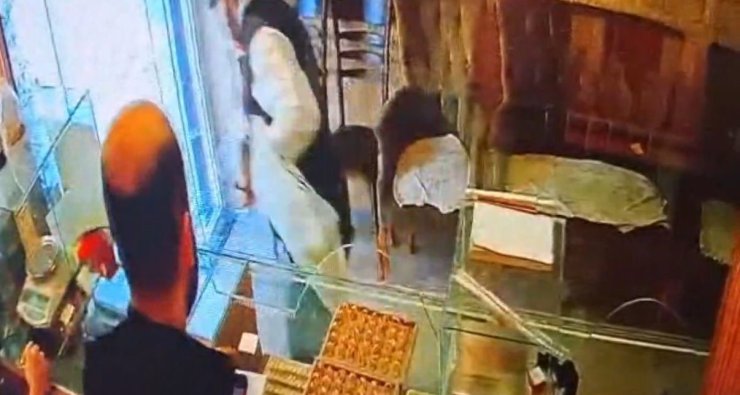 SULTANBEYLİ’DE KUYUMCUDAN 570 BİN TL’LİK KÜLÇE ALTIN HIRSIZLIĞI KAMERADA