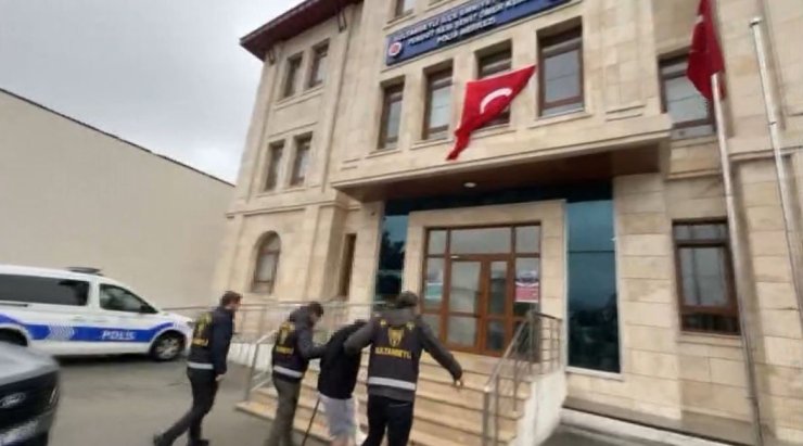 SULTANBEYLİ’DE KUYUMCUDAN 570 BİN TL’LİK KÜLÇE ALTIN HIRSIZLIĞI KAMERADA