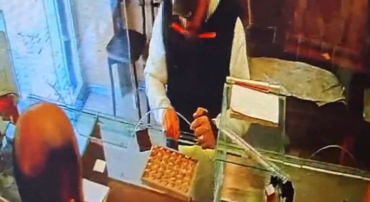 SULTANBEYLİ’DE KUYUMCUDAN 570 BİN TL’LİK KÜLÇE ALTIN HIRSIZLIĞI KAMERADA