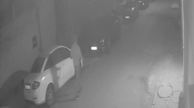 SULTANGAZİ’DE TARTIŞTIĞI SÜRÜCÜNÜN ARACINA SOPAYLA SALDIRDI: O ANLAR KAMERADA