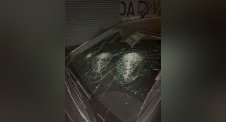 SULTANGAZİ’DE TARTIŞTIĞI SÜRÜCÜNÜN ARACINA SOPAYLA SALDIRDI: O ANLAR KAMERADA