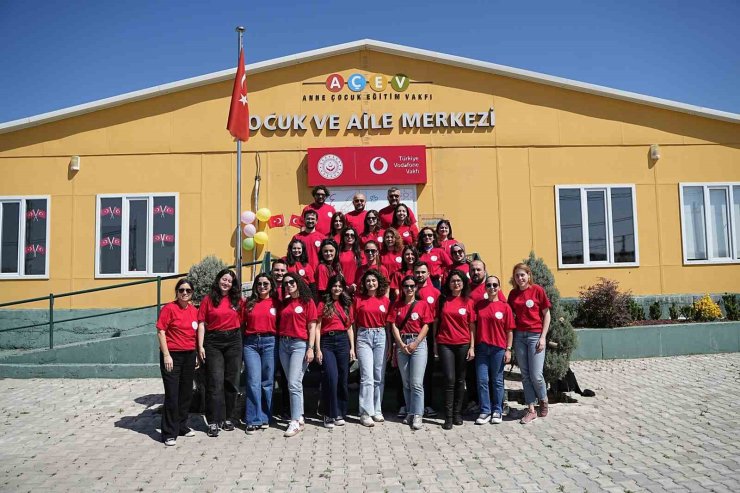 VODAFONE GÖNÜLLÜLERİ, GAZİANTEPLİ ÇOCUKLARIN 23 NİSAN COŞKUSUNA ORTAK OLDU