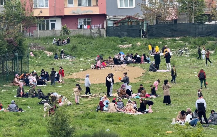 ARNAVUTKÖY’DE VATANDAŞLAR PARKA ÇADIR KURDU