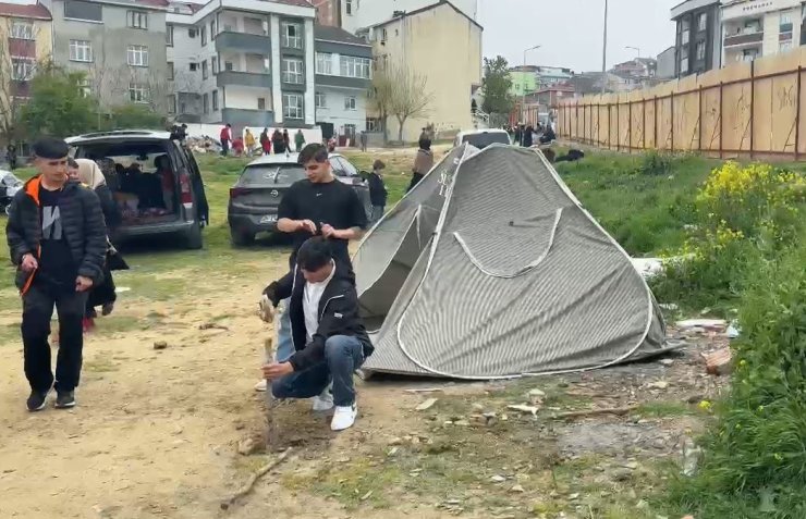 ARNAVUTKÖY’DE VATANDAŞLAR PARKA ÇADIR KURDU