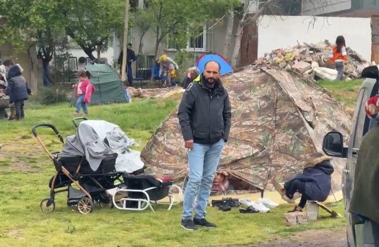 ARNAVUTKÖY’DE VATANDAŞLAR PARKA ÇADIR KURDU