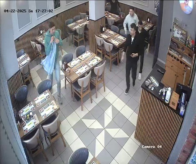 ARNAVUTKÖY’DE DEPREME RESTORANDA YAKALANANLAR PANİKLE DIŞARI ÇIKTI: O ANLAR KAMERADA