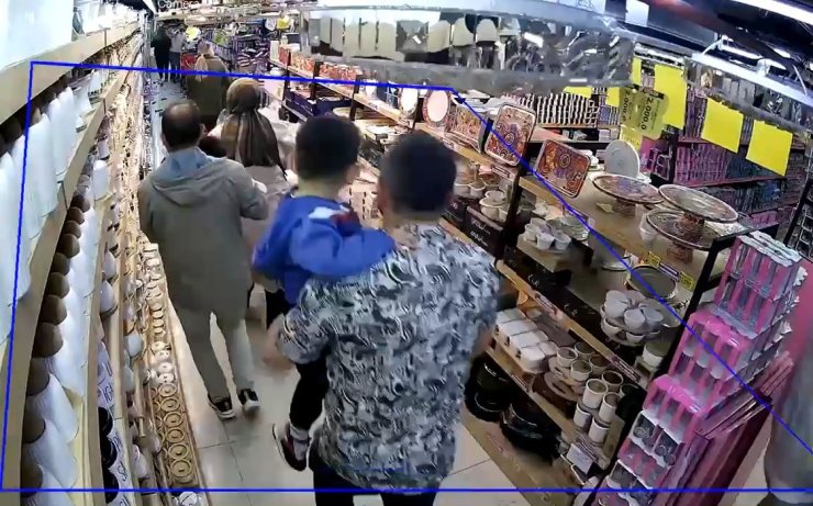 AVCILAR’DA ZÜCCACİYE DÜKKANINDAKİ PANİK ANLARI KAMERADA