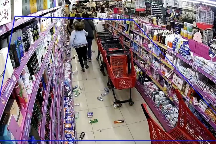 AVCILAR’DA ZÜCCACİYE DÜKKANINDAKİ PANİK ANLARI KAMERADA