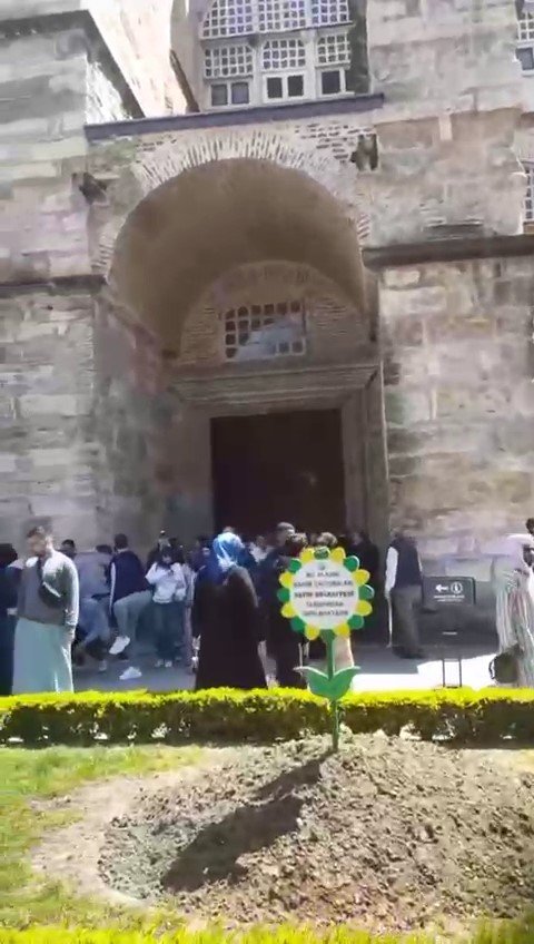 AYASOFYA’DA DEPREME YAKALANANLAR KENDİLERİNİ PANİKLE DIŞARI ATTI