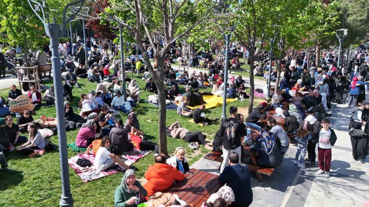 BAHÇELİEVLER’DE VATANDAŞLAR PARKLARA AKIN ETTİ