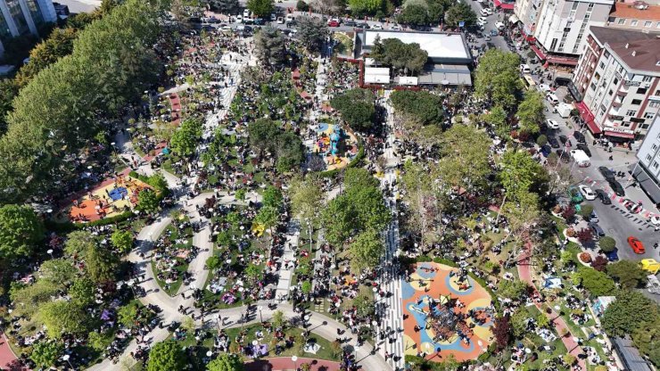 BAHÇELİEVLER’DE VATANDAŞLAR PARKLARA AKIN ETTİ