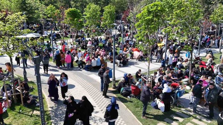 BAHÇELİEVLER’DE VATANDAŞLAR PARKLARA AKIN ETTİ