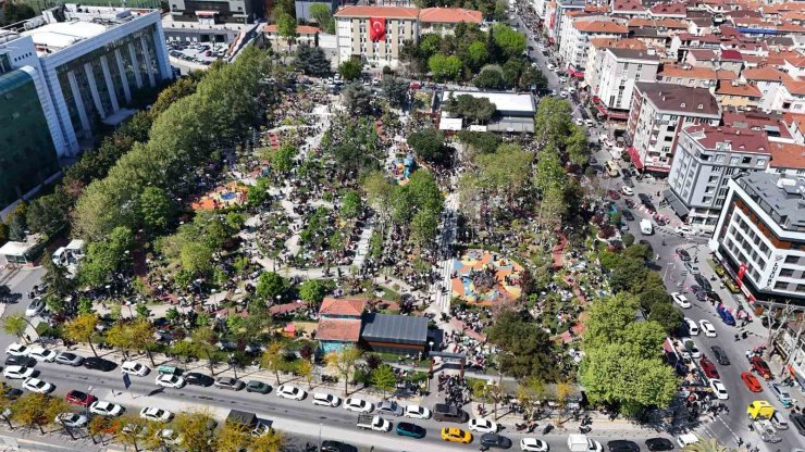 BAHÇELİEVLER’DE VATANDAŞLAR PARKLARA AKIN ETTİ