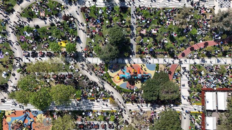 BAHÇELİEVLER’DE VATANDAŞLAR PARKLARA AKIN ETTİ