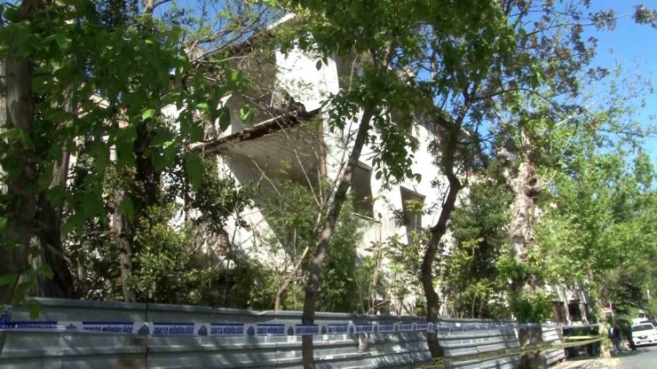 BAKIRKÖY’DE 3 KATLI METRUK BİNADA KISMİ ÇÖKME MEYDANA GELDİ