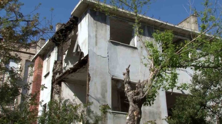 BAKIRKÖY’DE 3 KATLI METRUK BİNADA KISMİ ÇÖKME MEYDANA GELDİ